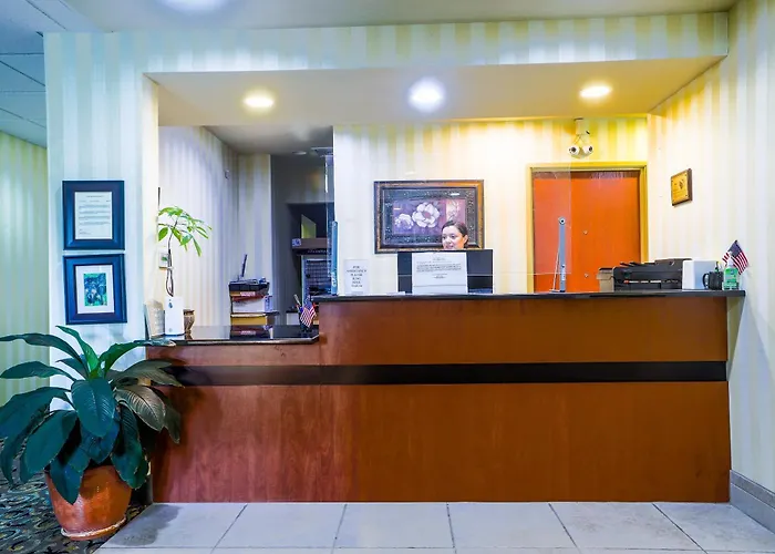 Evansville Inn & Suites By Oyo